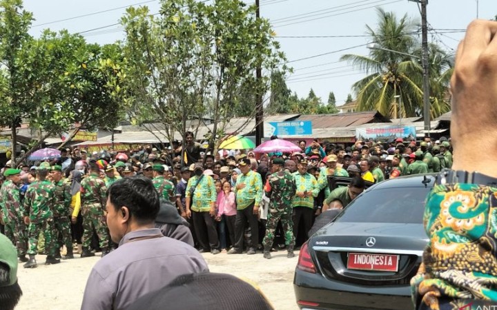 Warga memadati area Pasar Rumbia di Kecamatan Rumbia, Kabupaten Lampung Tengah, Provinsi Lampung, untuk menyambut kedatangan Presiden Joko Widodo pada Jumat (27/10/2023). (foto: gemapos/ant)