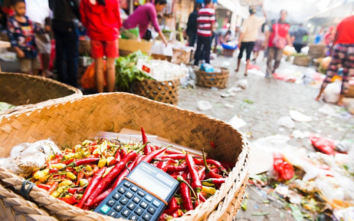 Ilustrasi: pedagang di Pasar Jalanan Ubud Jual Cabai di Bali Indonesia (foto: gemabali/ istock)