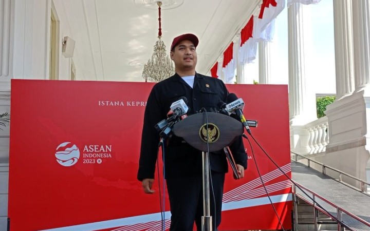 Menteri Pemuda dan Olahraga (Menpora) Dito Ariotejo memberikan keterangan kepada pers di Kompleks Istana Kepresidenan, Jakarta (foto: ant)