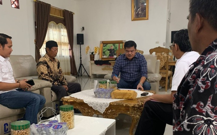 Bupati Lampung Tengah Musa Ahmad saat bertemu dengan Wilanda Rizki bersama warga desa Way Terusan. (foto: beritalampung/dok.pribadi)