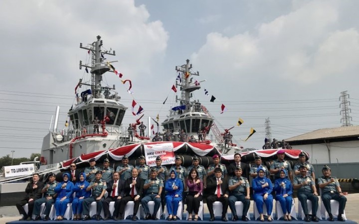 Saat upacara serah terima dua kapal tunda baru buatan industri galangan kapal dalam negeri, yaitu TD Umsini dan TD Irau, di Galangan Noahtu Shipyard, Tanjung Priok, Jakarta, Senin (22/8/2023). (foto: gemapos/ antara)