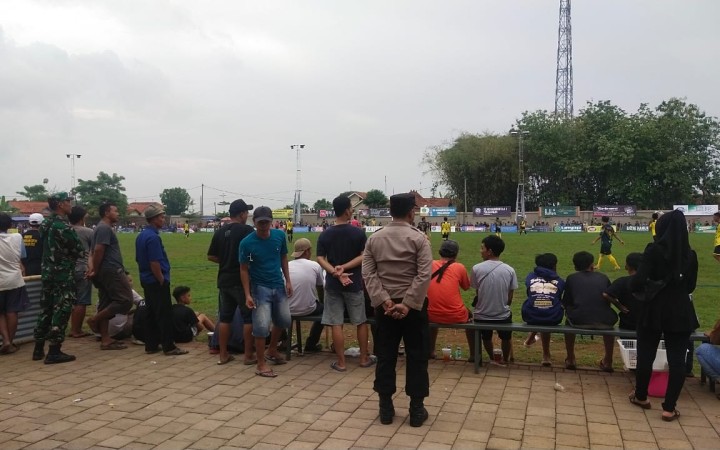 Personil gabungan TNI-Polri mengamankan turnamen sepakbola HW Pekajangan Cup III tahun 2023 yang berlangsung di lapangan HW Sport Centre Pekajangan (foto: gemapos/humaspolri)
