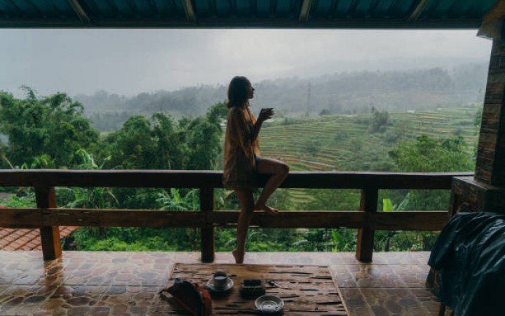 Ilustrasi- Wanita muda minum teh di balkon dengan pemandangan sawah di Bali, Indonesia (foto: gemapos/istock)