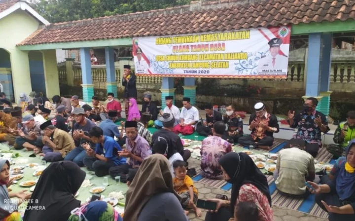 Warga Desa Sumur Kumbang berkumpul dan makan bersama di halaman masjid (foto: gemapos/ Dok. Pemkab Lamsel)