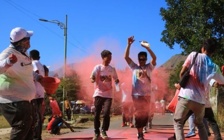 Para peserta meramaikan kegiatan Rinjani Color Run dalam rangkaian kegiatan bertajuk Samalas Fest 2023 yang digelar di kawasan kaki Gunung Rinjani, Sembalun Kabupaten Lombok Timur, Nusa Tenggara Barat (NTB), Minggu (27/8/2023). (foto:gemapos/ant)