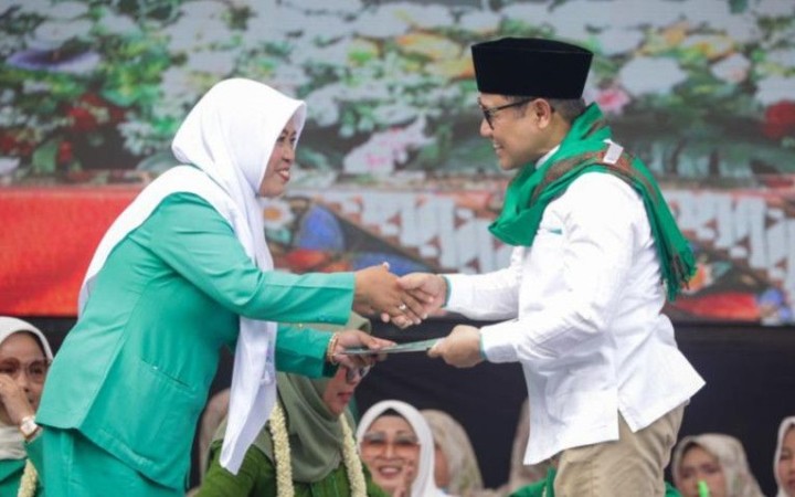 Penyerahan mandat Capres 2024 dari nahdliyat Brebes yang diwakili Koordinator Perempuan Nahdliyat Brebes Mu'minah kepada Ketua Umum PKB Abdul Muhaimin Iskandar dalam acara peringatan Hari Lahir Fatayat NU di Brebes, Jawa Tengah, Minggu (18/6/2023). (ant)