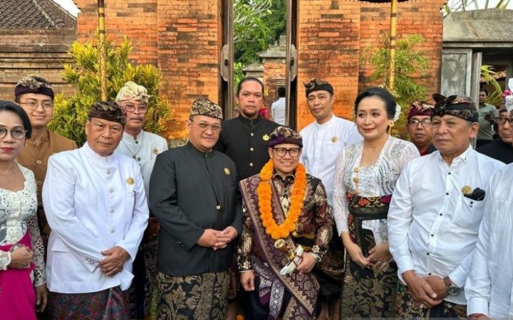 Dokumentasi Ketua Umum Partai Kebangkitan Bangsa (PKB) Abdul Muhaimin Iskandar atau Cak Imin (tengah) bersama warga Buleleng, Bali. (foto:gemapos/antara)