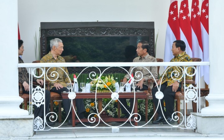 Presiden Jokowi didampingi Menhan Prabowo dan PM Lee Hsien Loong didampingi Wakil PM Lawrence Wong berbincang santai di veranda Istana Kepresidenan Bogor, Senin (29/04/2024). (gemapos/setkab)