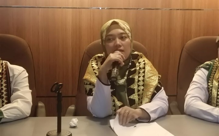 Ketua DPW PKB Lampung Chusnunia Chalim saat memberikan keterangan usai mengajukan daftar bacaleg ke KPU. Bandarlampung, Sabtu, (14/5/2023). (ant)
