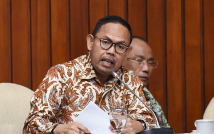 Anggota Komisi IV DPR RI Andi Akmal Pasluddin saat bertukar cenderamata usai memimpin kunjungan kerja spesifik Komisi IV ke Makassar, Sulawesi Selatan, Rabu (5/6/2024). (gemapos/DPR RI)