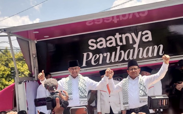Pasangan Anies Baswedan dan Muhaimin Iskandar orasi di depan KPU RI usai pendaftaran bakal calon presiden dan wakil presiden di Jakarta, Kamis (19/10/2023). (foto:gemapos.ant)