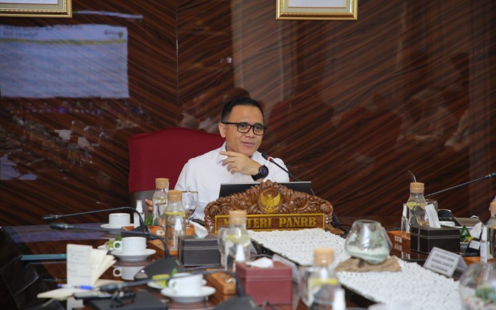 Menteri PANRB Abdullah Azwar Anas saat memimpin rapat tematik mengenai rekrutmen CASN di Kantor Kementerian PANRB, Jakarta, Selasa (30/04) (gemapos/Panrb)