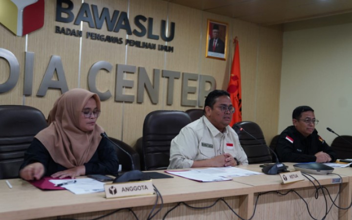Konferensi Pers terkait masalah pemungutan suara dan penghitungan suara Pemilu 14 Februari 2024 di Media Center Bawaslu, Jakarta, Kamis (15/2/2024). (foto:gemapos/bawaslu)