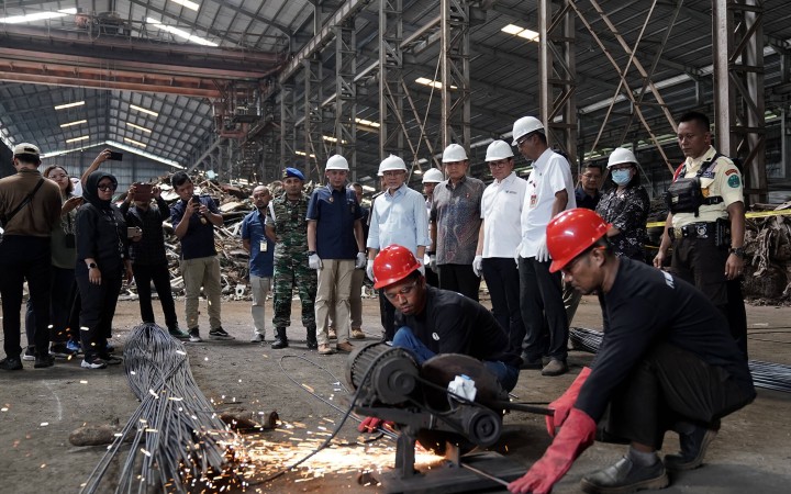 Menteri Perdagangan (Mendag) Zulkifli Hasan (pertama kiri) meninjau pemusnahan baja tulang beton yang tak sesuai SNI, di Cikande, Serang, Banten, Jumat (26/4/2024). (foto: gemapos/kemendag)