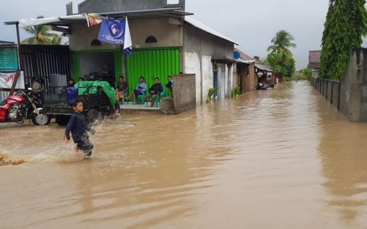 Akibat hujan deras selama 3 jam, ratusan rumah yang ada di beberapa kecamatan di daerah Teluk Betung Kota Bandarlampung terendam banjir. (foto:beritalampung)