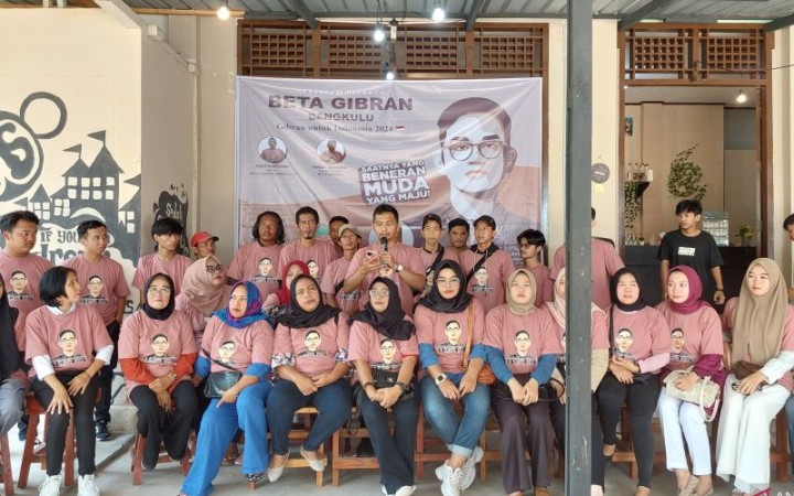 Relawan Beta Gibran mendeklarasikan dukungan bagi Wali Kota Solo Gibran Rakabuming Raka untuk menjadi salah satu peserta Pemilu presiden 2024, di Bengkulu, Kamis. (12/10/2023). (foto:gemapos/ant)