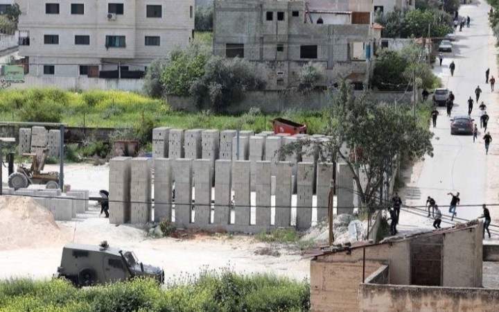 Arsip foto - Para pengunjuk rasa melempari kendaraan militer Israel dengan batu setelah pasukan Israel menyerbu kamp pengungsi Jenin di Kota Jenin, Tepi Barat, (9/4/2022). (foto:gemapos/antara/Xinhua/Ayman Nobani/aww)
