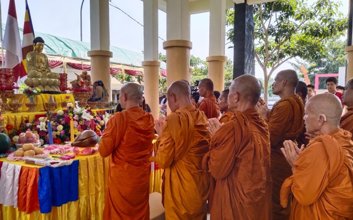 Para Bhiku lakukan ritual pengambilan Api Dharma. (istimewa)