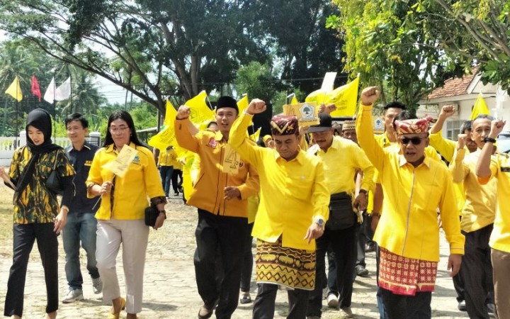 Puluhan kader partai Golkar saat mendaftarkan bacaleg ke KPU Lampung Selatan. (ant)