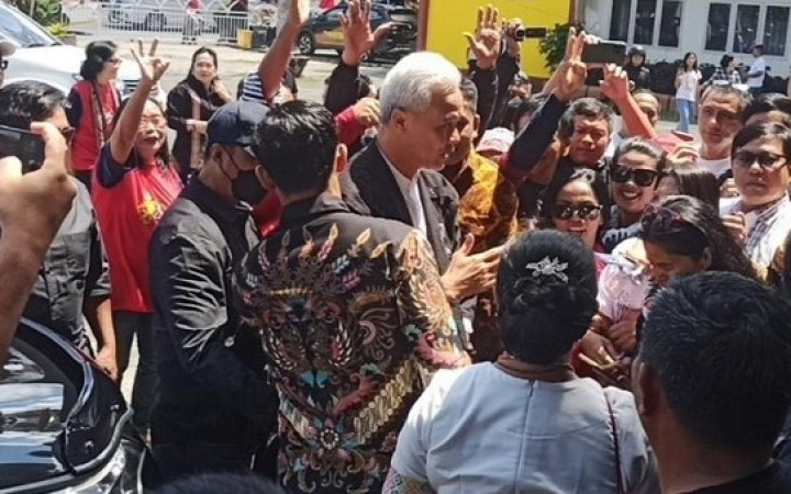 Calon Presiden (capres) nomor urut 3 Ganjar Pranowo berkunjung ke Tana Toraja, Sulawesi Selatan (Sulsel), Sabtu (25/11/2023), disambut riuh tim relawan emak-emak.