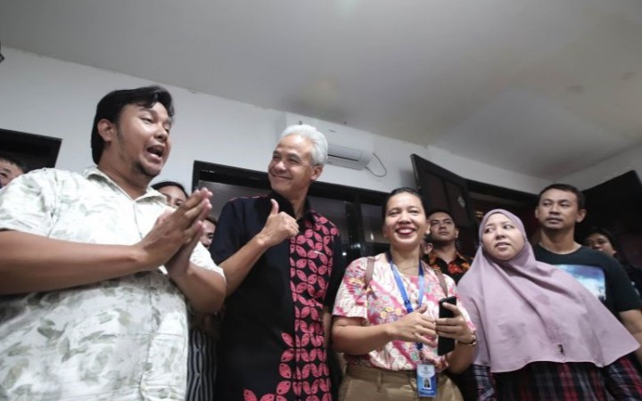 Bakal calon presiden Ganjar Pranowo bertemu Komunitas Disabilitas Tuna Rungu Indonesia di Graha Pena 98, Jakarta, Kamis (21/9/2023). (foto:gemapos/ant/pena '98)