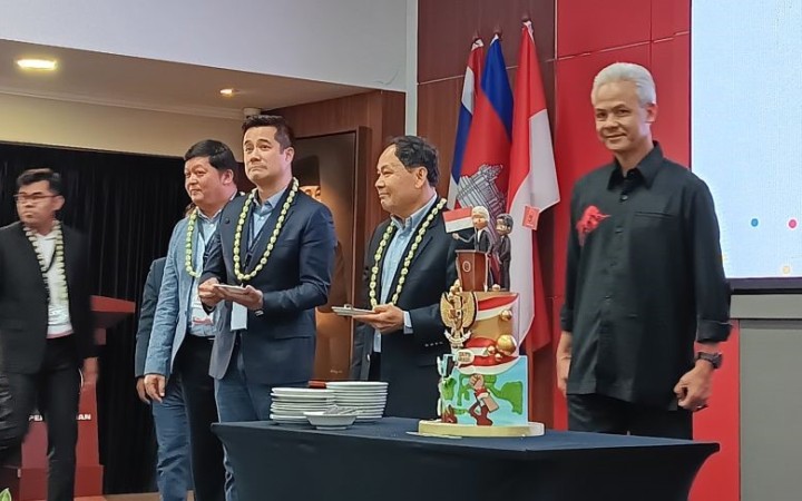 Bakal Calon Presiden Ganjar Pranowo (kanan) merayakan ulang tahun bersama delegasi Council of Asian Liberals and Democrats (CALD Party), di Sekolah Partai PDI Perjuangan, Sabtu (28/10/2023). (foto:gemapos/ant)
