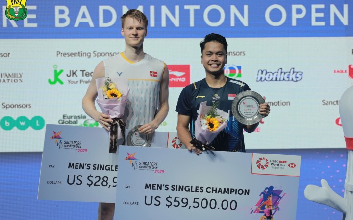 Anthony Sinisuka Ginting mempertahankan gelar juara Singapore Open 2023 berkat kemenangannya atas Anders Antonsen pada pertandingan final di Singapura, Minggu (11/6/2023). (ist)