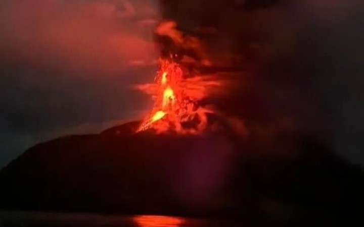 Gunungapi Ruang kembali mengalami erupsi pada hari Selasa (30/4) pukul 01.30 WITA (gemapos/BNPB/Relawan)