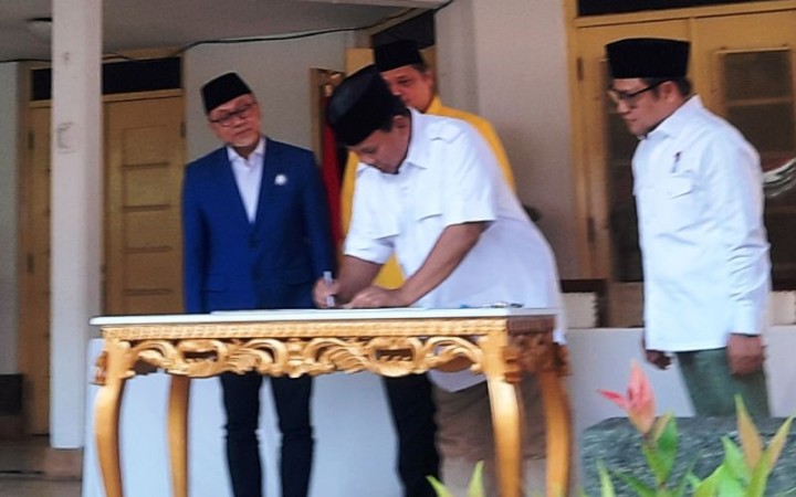 Empat pimpinan partai politik, Golkar, PAN, PKB dan Gerindra menandatangani kerja sama politik mendukung Prabowo Subianto sebagai bakal calon Presiden Pemilu 2024, di Museum Naskah Proklamasi, Jakarta, Minggu (13/8/2023). (foto:gemapos/antara)