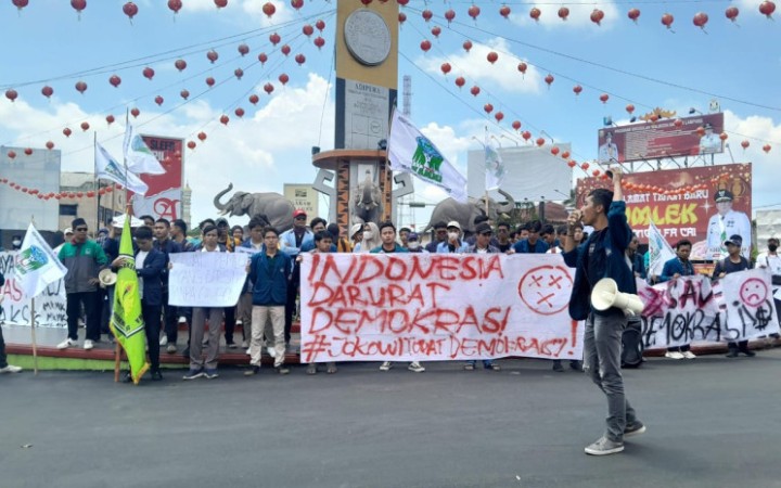 Ratusan mahasiswa Lampung yang tergabung dalam Aliansi Selamatkan Demokrasi menggelar mimbar bebas di Tugu Adipura Bandar Lampung, Minggu (11/2/2024). (foto:beritalampung)