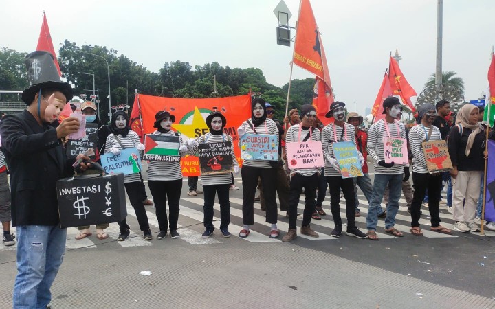 Salah satu situasi aksi peringatan Hari Buruh atau May Day di sekitar Patung Kuda, Jakarta, Rabu (1/5/2024) (gemapos)