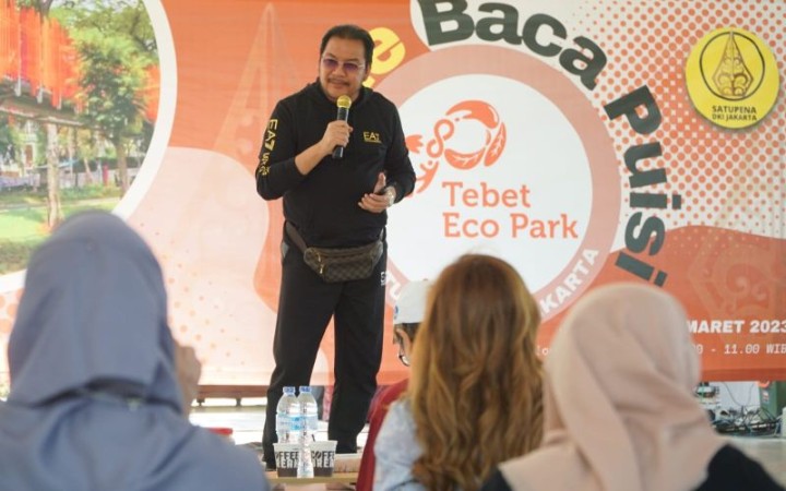 Arsip foto - Denny JA saat memberikan sambutan pada kegiatan Parade Puisi yang digelar di Pavillion Selatan, Tebet Eco Park, Jakarta, Minggu (12/3). (foto:gemapos/ant)