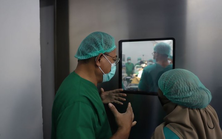 Dirut RSUD dr M Soewandhie Kota Surabaya, dr Billy Daniel Messakh saat menyaksikan operasi bedah tulang dengan teknologo modern secara langsung lewat monitor di RSUD setempat, Sabtu (23/9/2023).  (foto:gemapos/ant)