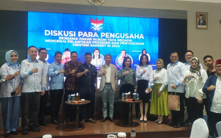 Foto bersama tiga narasumber dan peserta diskusi serta Pengurus Pengusaha Bela Bangsa, di Lounge President Menara Batavia, Jakarta, Rabu (5/6/2024). (gemapos)