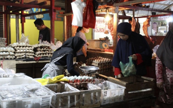 Menjelang pelaksanaan hari besar keagamaan nasional (HBKN) Dinas Perindustrian dan Perdagangan (Disperindag) Provinsi Lampung melakukan operasi pasar. (foto:beritalampung)