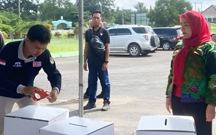 Eva Dwiana meninjau logistik surat dan kotak suara, di Gudang KPU Bandar Lampung, Jumat (02/02/2024). (foto:beritalampung)
