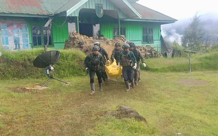 Pasukan gabungan TNI-POLRI Satgas Nanggala Kopassus melakukan operasi perebutan cepat untuk mengembalikan situasi keamanan di Distrik Homeyo Kabupaten Intan Jaya dan mengevakuasi jenazah Alexsander Parapak. (gemapos/puspen TNI)