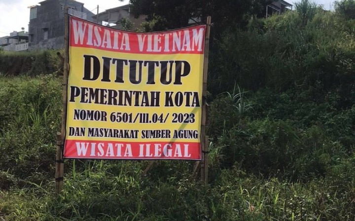 Banner berisi penutupan lokasi wisata menuju Kampung Vietnam (foto: LampungGeh)