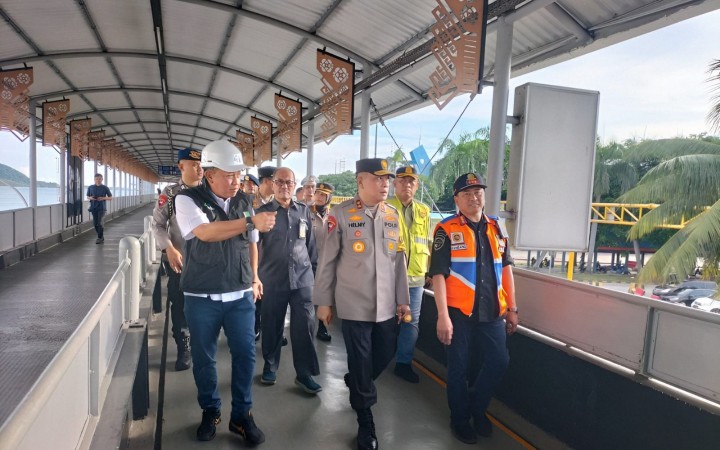 Memasuki H -2 lebaran Idul fitri1445 H, jumlah penumpang yang tiba di Pelabuhan Bakauheni, Lampung Masih Cukup ramai. (foto:beritalampung)