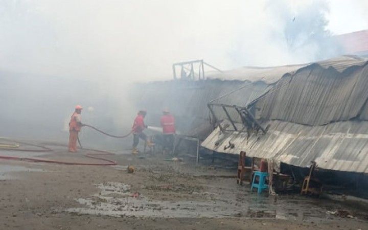 Situasi pemadaman api yang membakar kios di Komplek Squadron bandara Halim Perdanakusuma, jakarta, Kamis (28/12/2023). (foto:gemapos/beritajakarta)