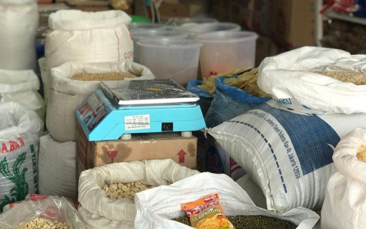 Jelang lebaran harga sembako di Pasar Hanura, Kecamatan Teluk Pandan, Pesawaran, Lampung mengalami kenaikan harga. (foto:beritalampung)