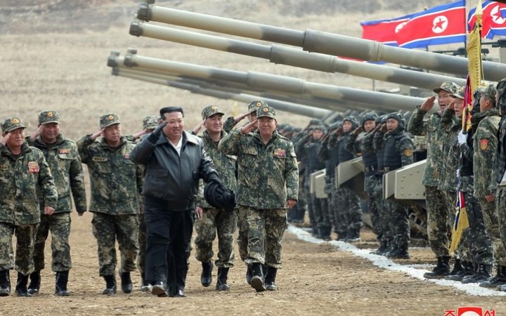 Pemimpin Korea Utara, Kim Jong Un saat memantau latuhan militer pada Rabu (13/3/2024) waktu setempat. (gemapos/Reuters\KCNA)
