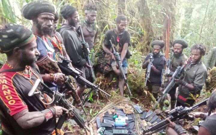 Polisi Republik Indonesia (Polri) menegaskan tetap memakai istilah Kelompok Kriminal bersenjata (KKB) terhadap komplotan kriminal di Papua. (foto:gemapos/cnn)