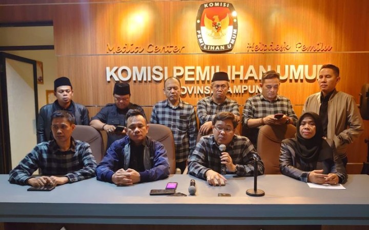 Komisioner KPU-Bawaslu Lampung saat memberikan keterangan kepada awak media di Bandarlampung, Minggu, (14/5/2023). (ant)