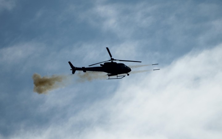 Helikopter menembak sasaran saat Latihan Penembakan Senjata Pesawat Udara (Latbakjatpesud) terintegrasi di Daerah Latihan Pusat Pendidikan Infanteri (Rahlat Pusdikif), Cipatat, Jawa Barat, Selasa (5/3/2024). (foto:gemapos/dispenad)