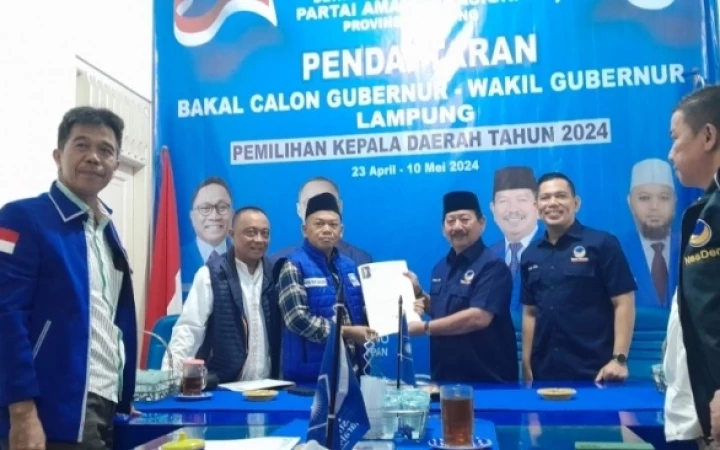 Herman HN yang merupakan mantan Wali Kota Bandar Lampung, mengembalikan berkas formulir pendaftaran bakal calon Gubernur Lampung. (foto:beritalampung)