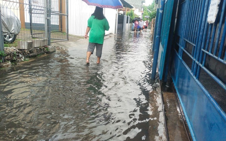Ilustrasi - Hujan menyebabkan genangan di daerah Jakarta Timur. (foto:gemapos)