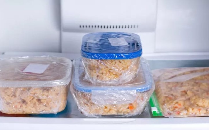Ilustrasi - foto makanan sisa yang disimpan dengan cara yang bener di dalam kulkas. (gemapos/KlikDokter)