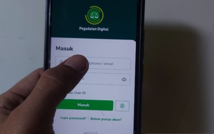 Nasabah mengakses layanan keuangan di aplikasi digital Pedagaian di Denpasar, Rabu (27/9/2023), (gemapos/ant)