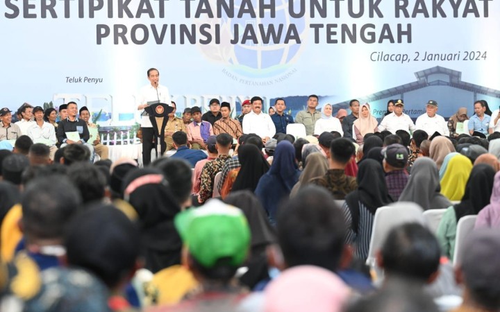 Presiden Jokowi menyerahkan 2.000 sertifikat tanah untuk rakyat, Selasa (02/01/2024), di Gedung Tenis Indoor Premium Pertamina, Kabupaten Cilacap, Jawa Tengah. (gemapos/setkab.go.id)